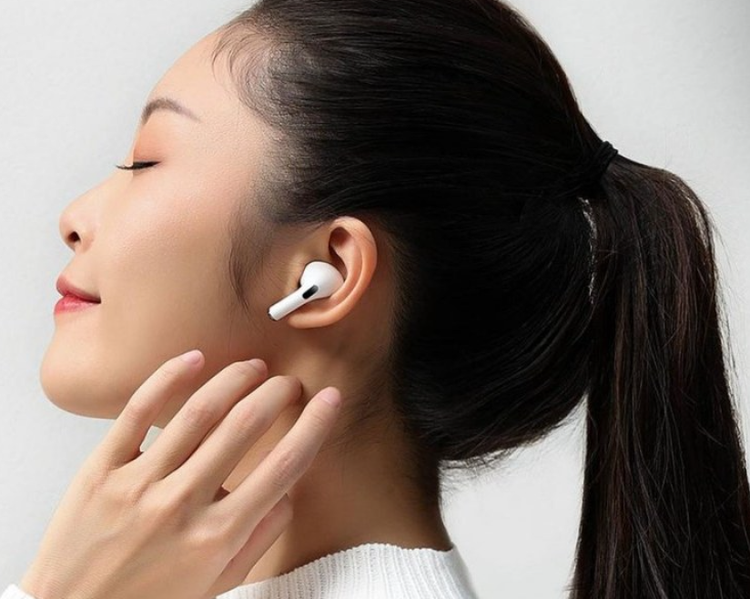 ایرپاد JOYROOM مدل JR-T03S PRO در خال استفاده دختر