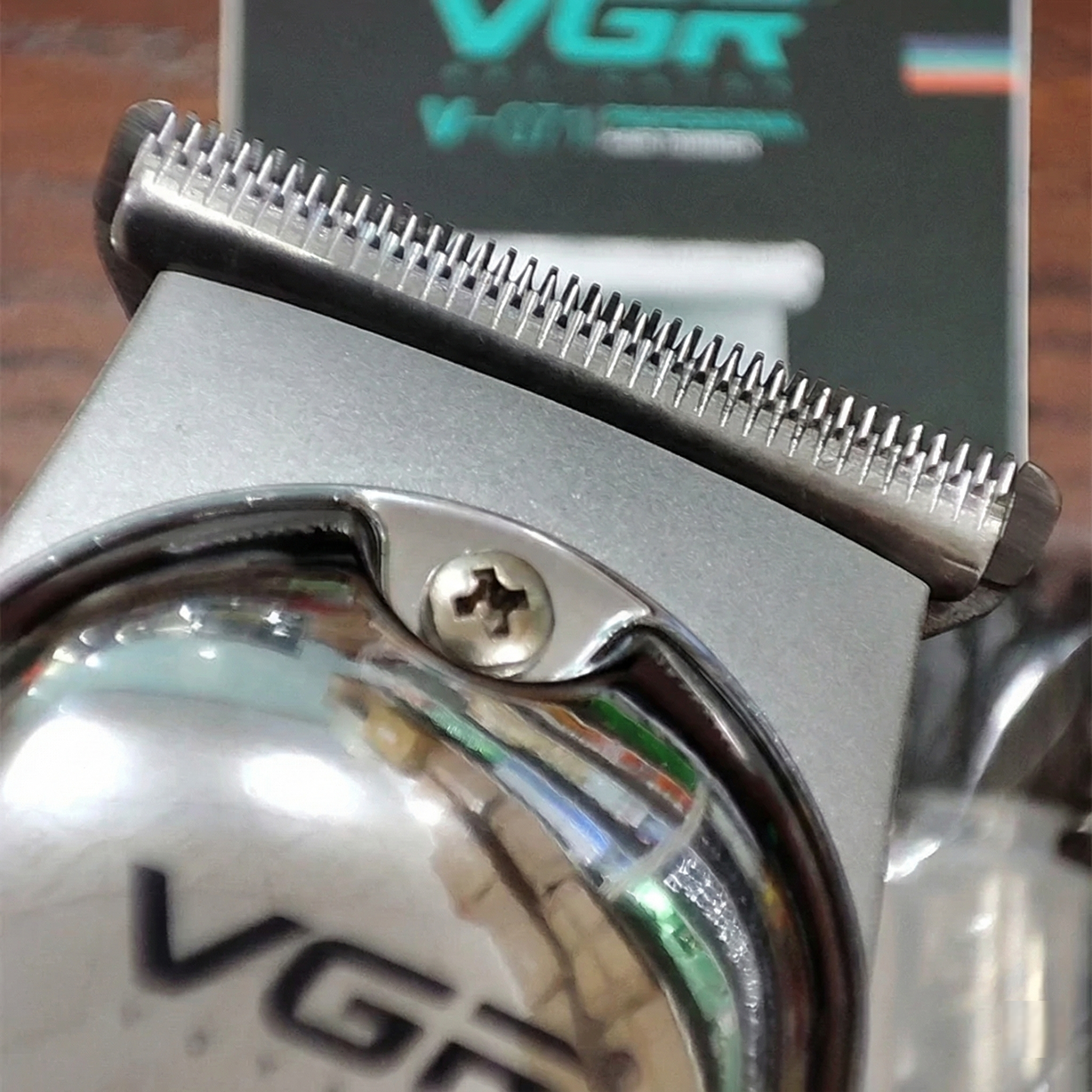 نمای نزدیک تیغه ها ماشین اصلاح سر و صورت وی جی آر v-071