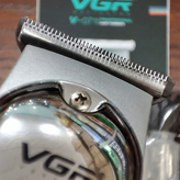 نمای نزدیک تیغه ها ماشین اصلاح سر و صورت وی جی آر v-071