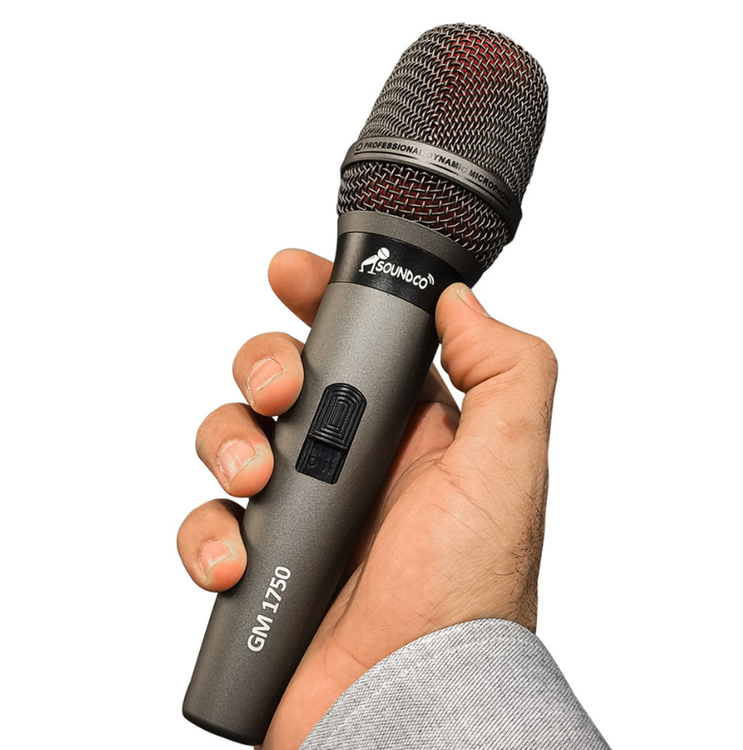 میکروفن داینامیک ساندکو مدل GM1750 روی دست از زاویه روبرو