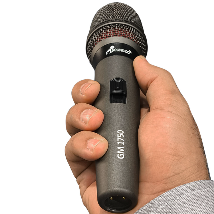 میکروفن داینامیک ساندکو مدل GM1750 روی دست از زاویه مایل به پایین